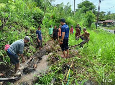 Dusun Bunga, 25 Juli 2025 — Warga Dusun Bunga bersama aparat desa melaksanakan kegiatan gotong royong membersihkan saluran irigasi dan jalan lingkungan desa.